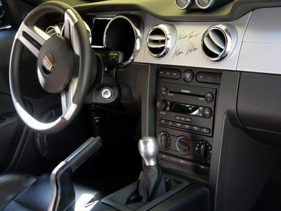 Детали интерьера Saleen S302 Parnelli Jones Limited Edition 2006 года  (фото 7 из 21)